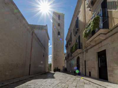 Accanto alla chiesa si erge con i suoi 33 metri il campanile del X secolo, costruito quindi prima del tempio. Si trattava di una torre militare che venne in seguito trasformata in campanaria